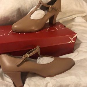 BRAND NEW 2” CAPEZIO T-STRAP CHARACTER SHOES 7.5♥️
